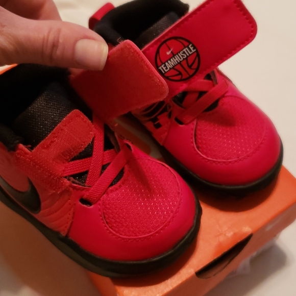 Toddler's Nike Sneakers - Picture 7 of 11